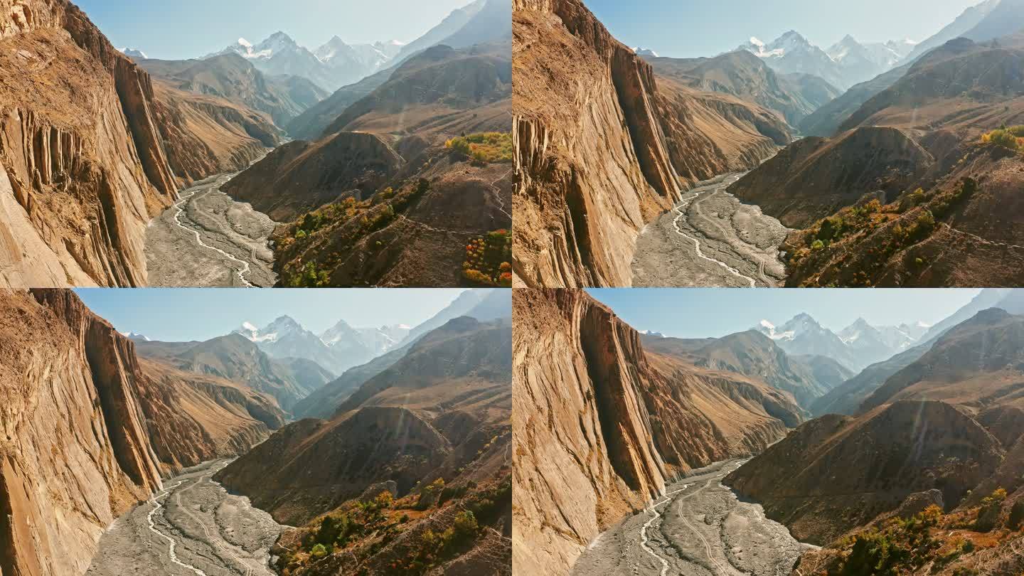 尼泊尔下Mustang的陡峭悬崖和山地