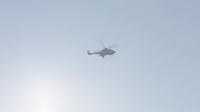 逆光直升飞机空中巡逻警用直升飞机训练机