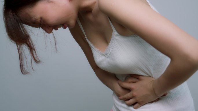 亚洲女性胃痛身体不舒服突发疾病心慌气短