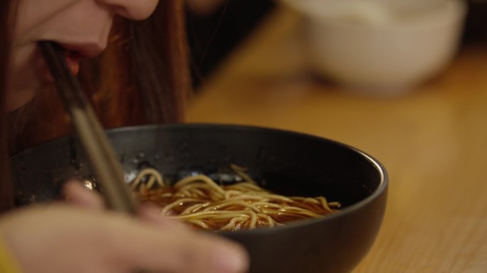 吃牛肉面品尝美食小吃主食