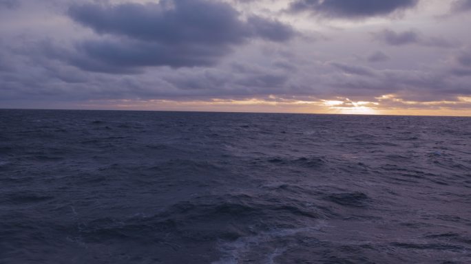 在波涛汹涌的大海上观看，从船上看到大海的雄伟色彩