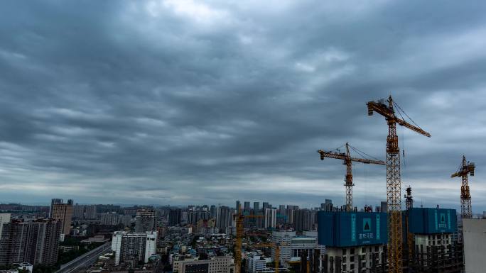 城市乌云滚滚暴雨前的天空流动的云延时4K