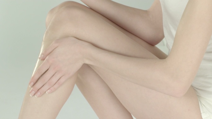 皮肤护理美女肌肤涂抹化妆品性感大腿