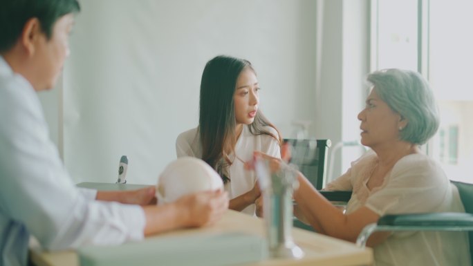 专家男医生正在解释颅骨预防措施。