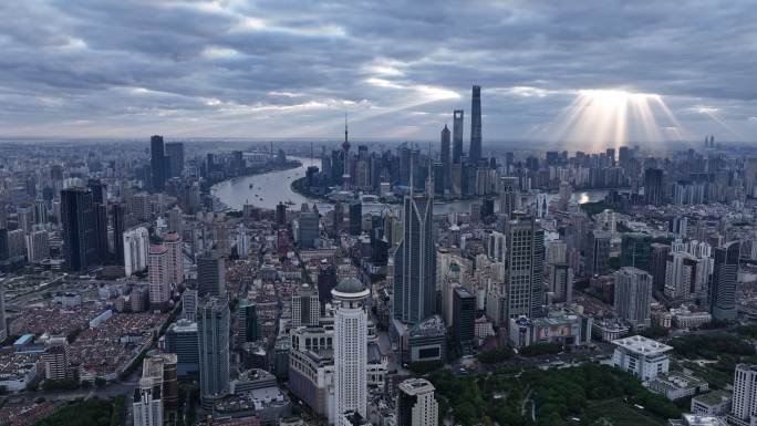 上海陆家嘴城市地标日出丁达尔云隙光延时