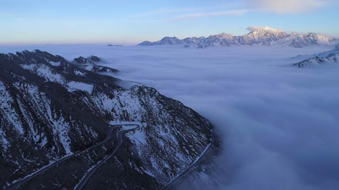 雪山之巅航拍巴郎山风景云雾缭绕