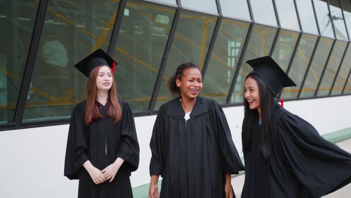 一群不同类型的少女学生在校园里一起庆祝毕业