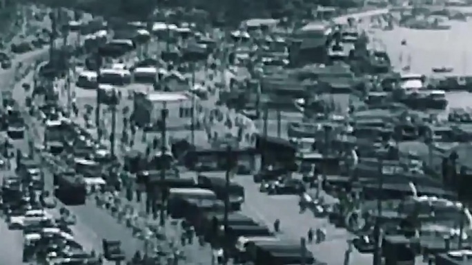 50年代上海火车站进站人群