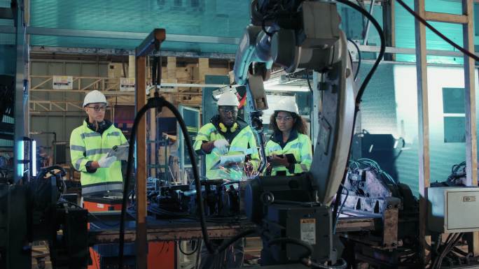 保护工作服技术工程师小组，负责控制和指导工厂中工业机器人机械臂的维护