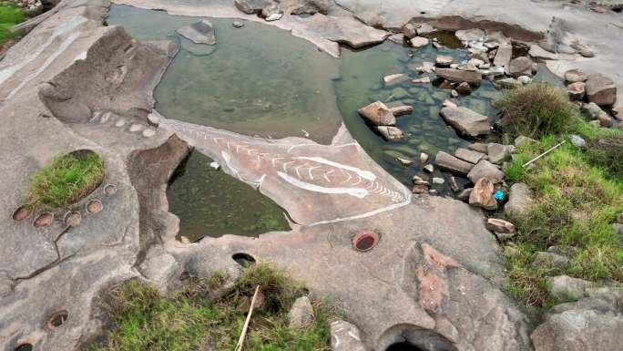 重庆南岸区哑巴洞河滩石头雕塑