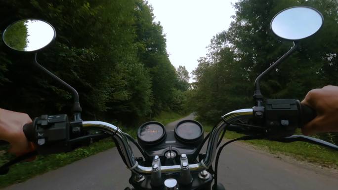 摩托车沿山路行驶的第一人称视角