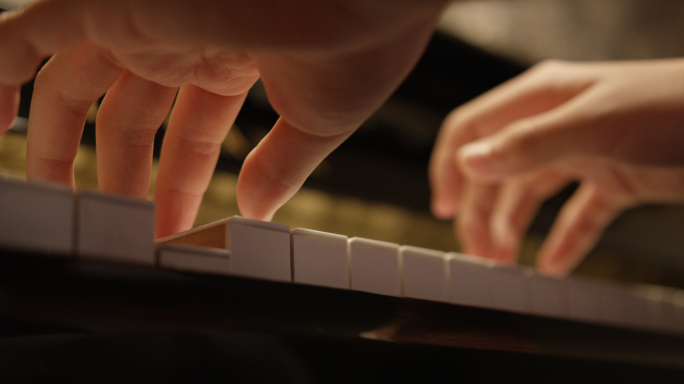 弹钢琴，钢琴练习，女孩手指特写