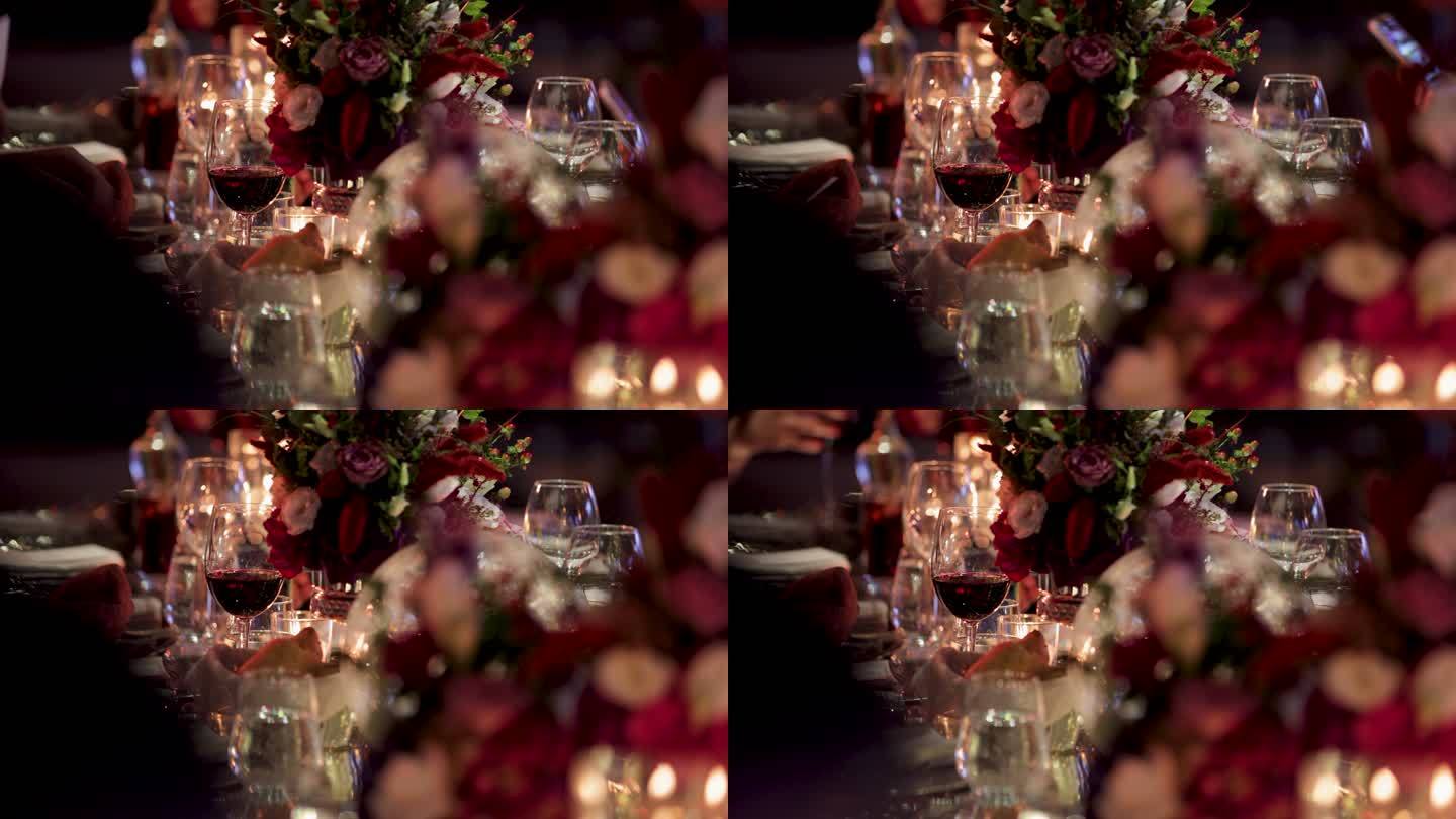 美食。美食晚餐。客人在餐厅享用葡萄酒和晚餐。餐厅晚餐特写。晚餐在装饰好的桌子上。婚礼。