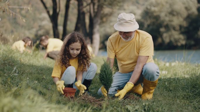 爷爷和小女孩种树国际植树节亲子生活体验活