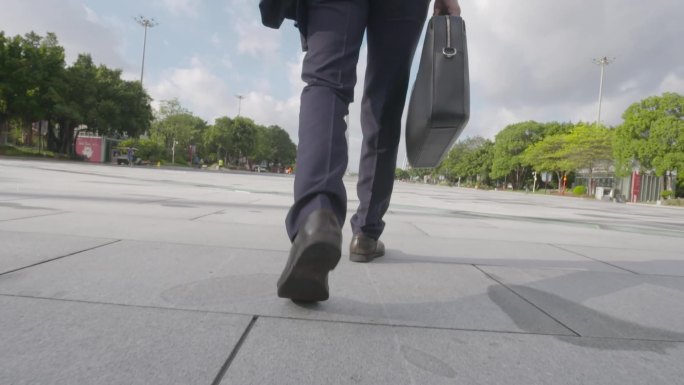 城市建筑高楼大厦男人背影白领上班背影向前