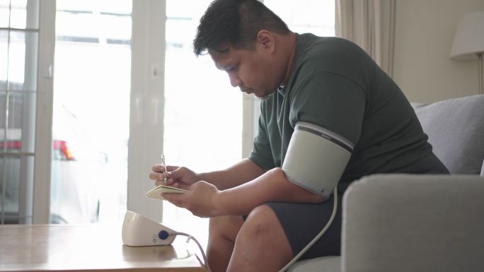 男子记录血压肥胖水桶腰赘肉肥肉