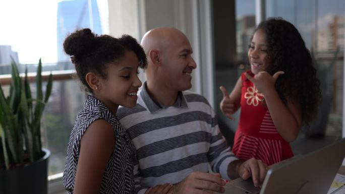 当聋哑父亲在家工作时，女儿们到达并与他交谈