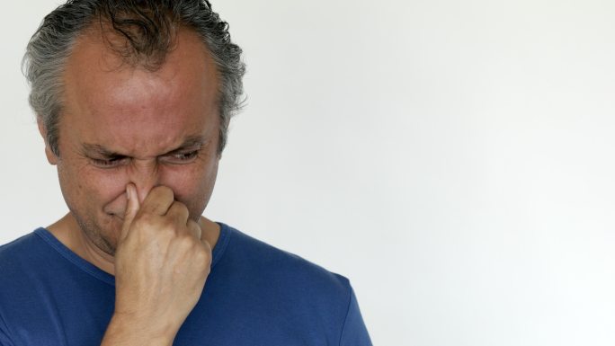 臭味-闭上鼻子捂鼻子臭气鼻炎患者