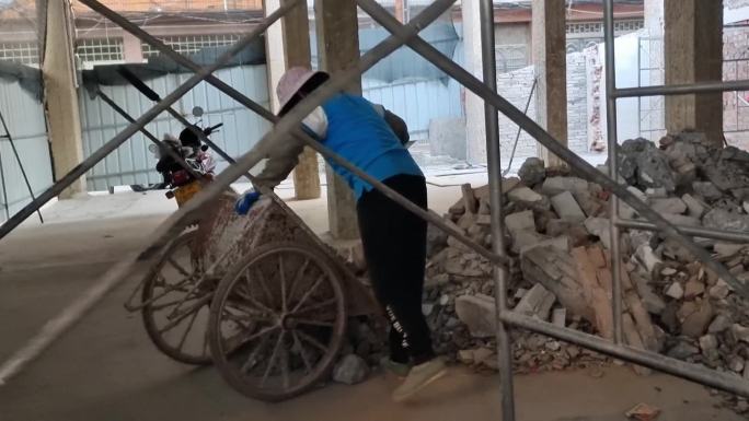 清理建筑垃圾堆的妇女废渣垃圾处理搬运女工