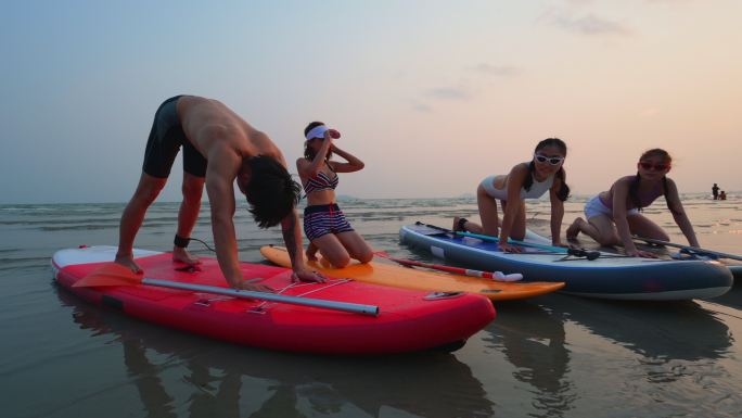 夏季有趣的游戏旅游滑板冲浪板游玩瑜伽