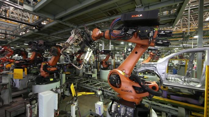 汽车工业机器人在替代人工焊接作业