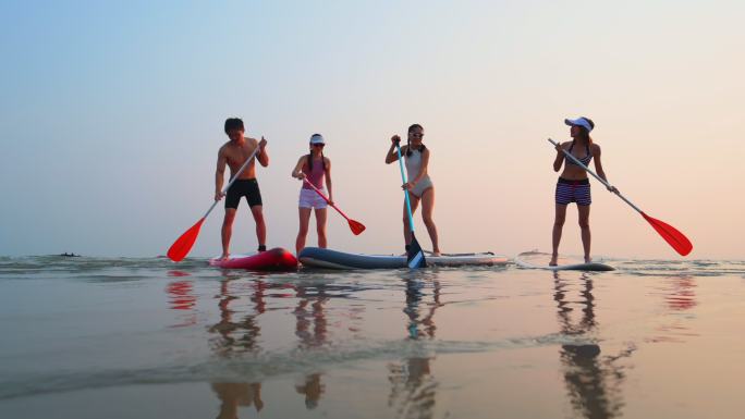充满乐趣的夏天水面海面朋友玩耍船桨瑜伽