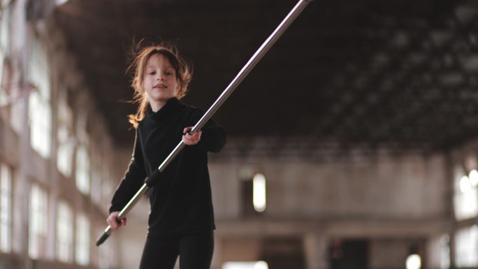 一个学习武术的小女孩
