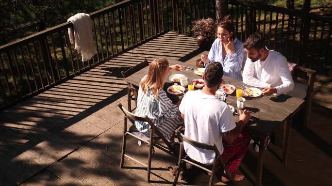 早餐家庭聚餐休闲时光后花园