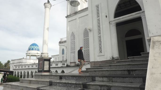 一名穆斯林男子正走向清真寺
