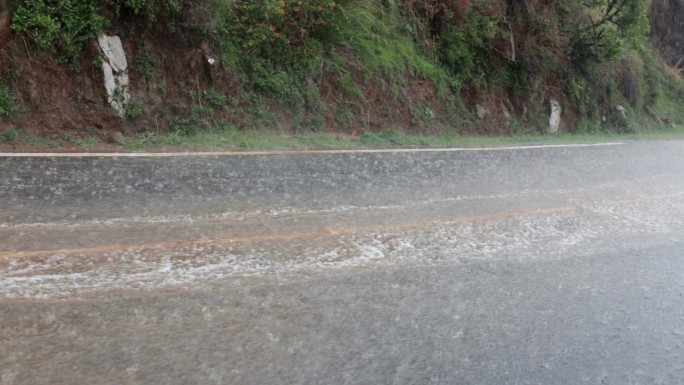 印度喜马偕尔邦山区公路上的大雨