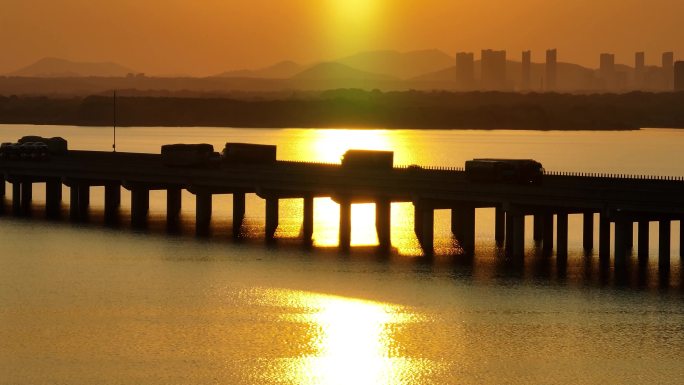 夕阳下的湖面高架桥环线