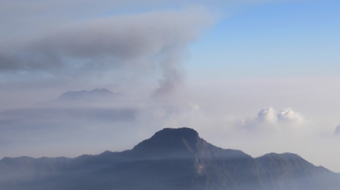 老山顶的火山爆发。从洛克男孩日落。