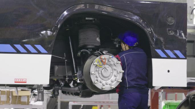 大型客车(公交车)生产线10-安装工人