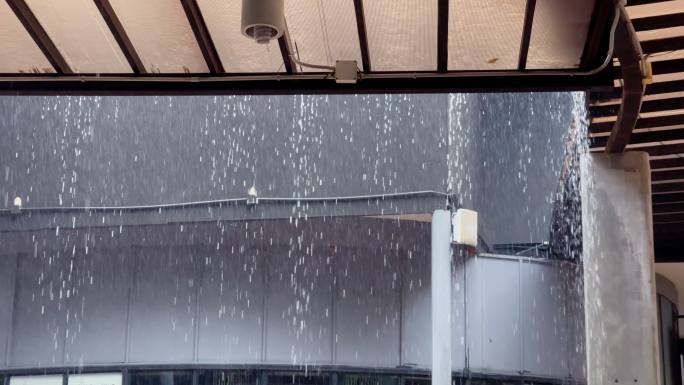 屋顶上的大雨雨天雨季小雨中雨雷阵雨阴雨雨
