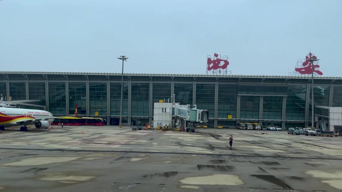 西安咸阳机场雨景