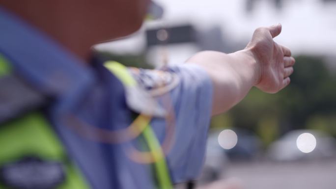 交警指挥交通搀扶路人