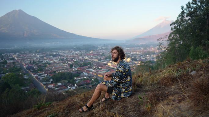 危地马拉火山背景上的人