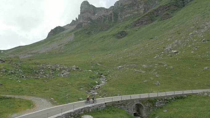 骑车人登山公路鸟瞰图