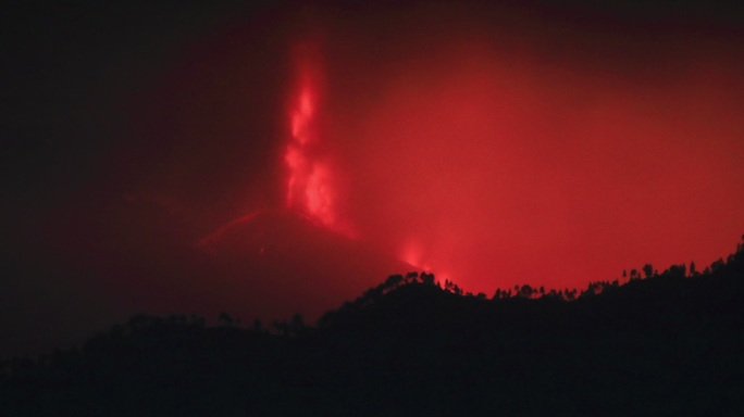 Cumbre Vieja火山爆发。夜间延时视频。