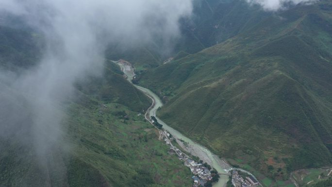 穿梭云雾深山峡谷大河