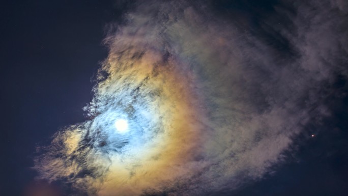 月亮使云彩五彩缤纷，像彩虹