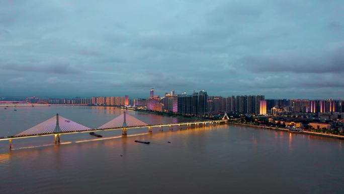 乌云密闭的长沙湘江夜景