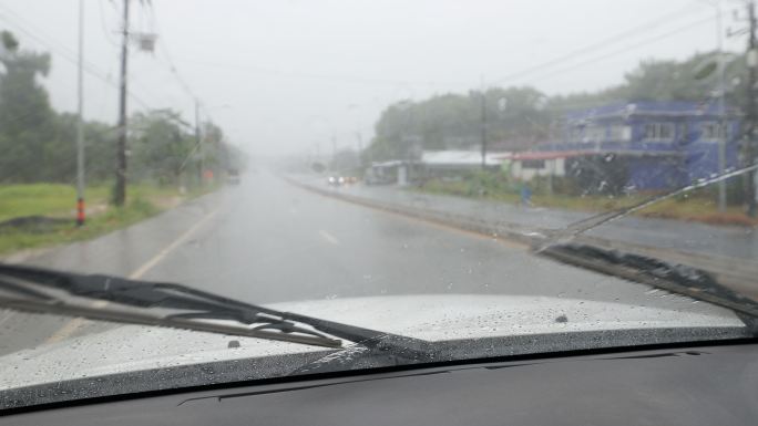 雨天POV内汽车行驶画面