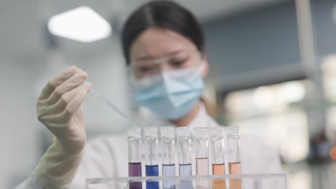 亚洲女科学家在实验室工作