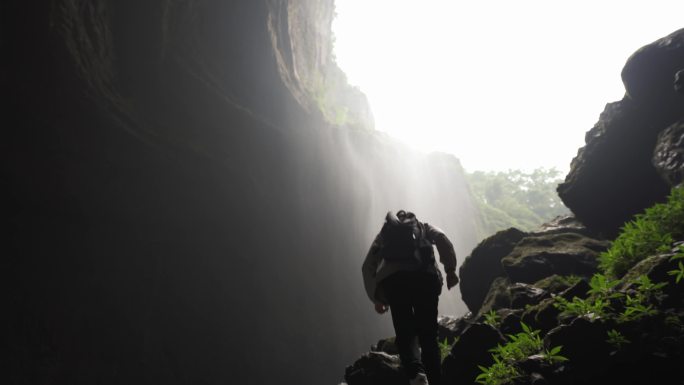 瀑布下的岩洞溶洞探险