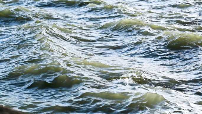 大风吹水面掀起层层水波浪波光粼粼