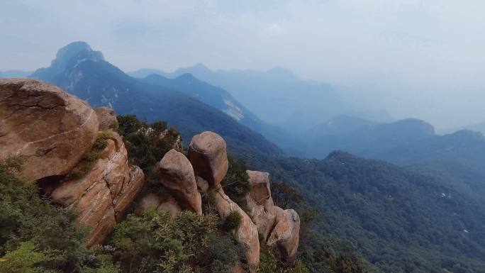 山巅之上遥望群山