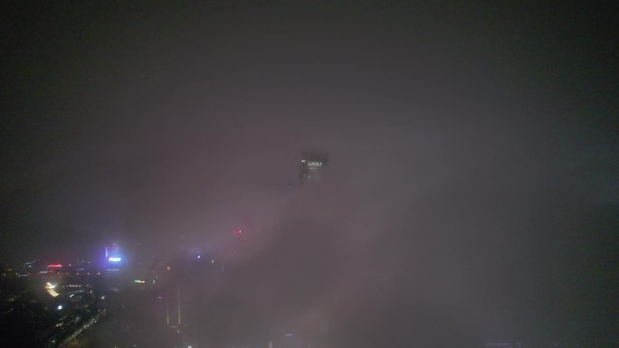 云雾中的平安大厦