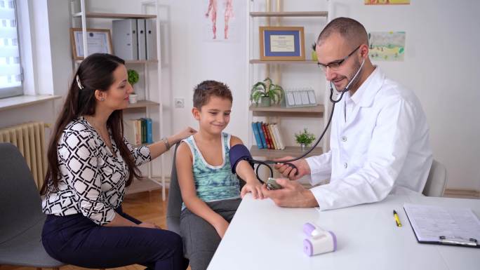 儿科医生测量儿童患者的血压
