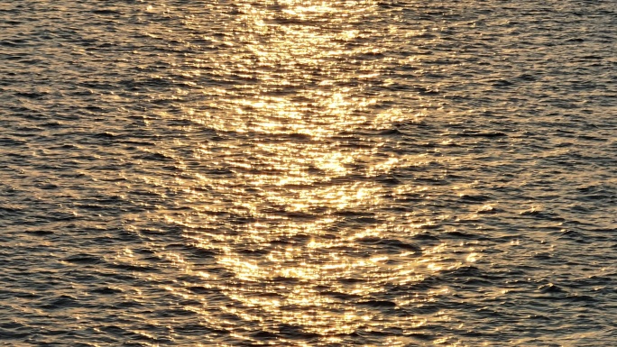 落日余晖照射在海面上